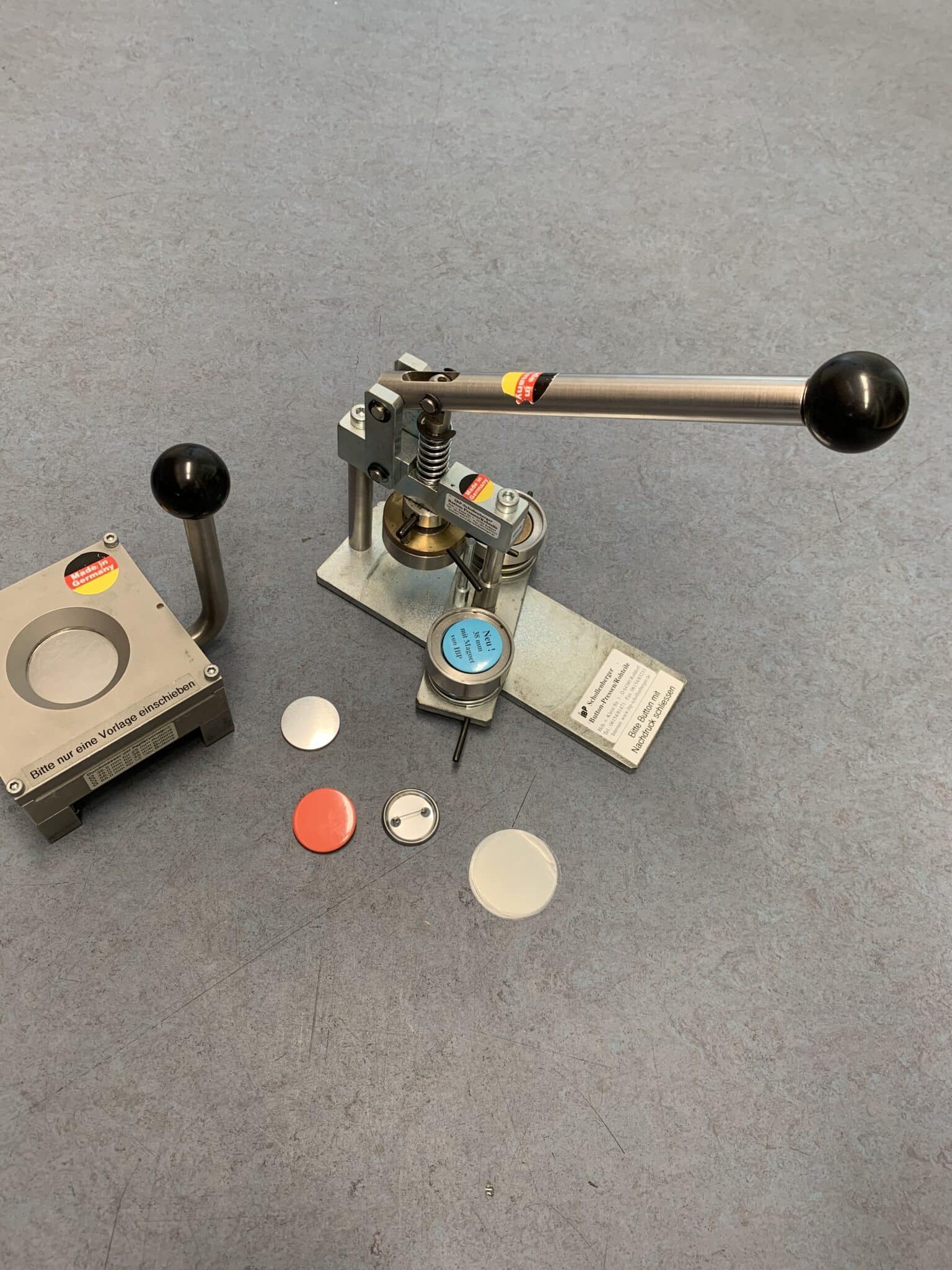 Buttonmaschine mittel